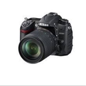Nikon D7000 dslr camera with camera bag